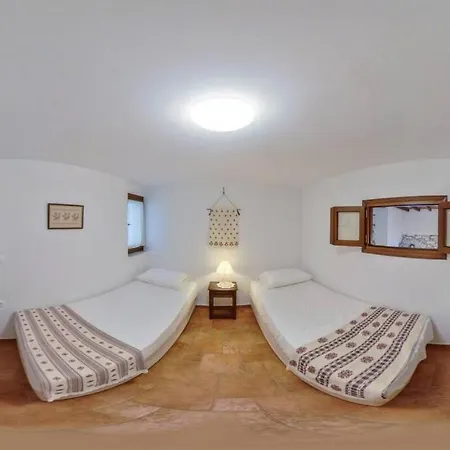 Traditional Pirethron Feriehus *