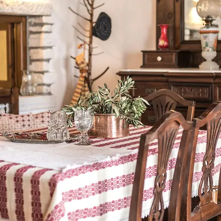 Traditional Pirethron Feriehus *