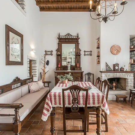 Traditional Pirethron Feriehus *