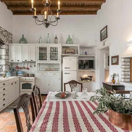 Traditional Pirethron Feriehus *