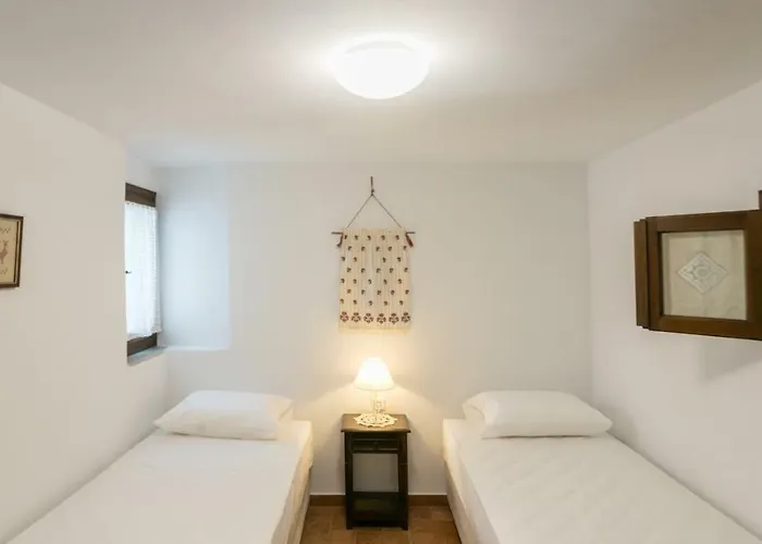 Traditional Pirethron Semesterbostad Apérathos